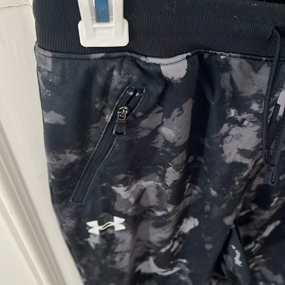 under armor size YMD loose fitting athletic joggers - Picture 5 of 7